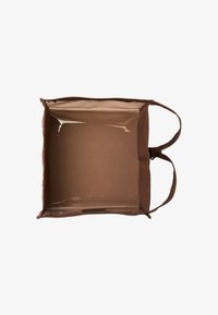 Borsa tote marrone con zip e manici intrecciati; l'interno ha una finitura lucida e liscia. Forma rettangolare con apertura superiore e senza motivi visibili.