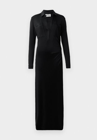 Crna dugosveđa maksi haljina od glatkog materijala, s kragnom, dva džepa na prsima i nabranim detaljem sa strane za dodatnu oblikovanost.