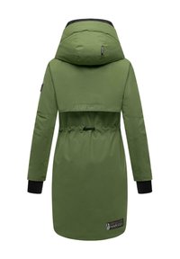 Olijfgroene parka met capuchon, een verfijnde taille en zwarte accenten bij de manchetten. Voorzien van branding op de achterkant en pocketdetails. Glad, waterdicht materiaal.