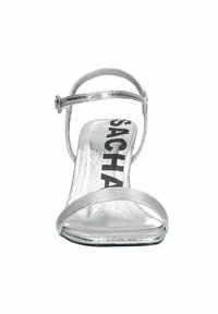 Zilveren hoge hakken sandaal met een metallic afwerking, open teen, twee smalle banden over de voet en een verstelbare enkelband.