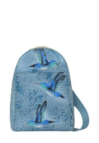 Blaues Lederhandtasche mit eingeprägtem Blumenmuster, das bunte Kolibri-Illustrationen zeigt. Goldene Beschläge und ein sichtbarer Reißverschluss oben.