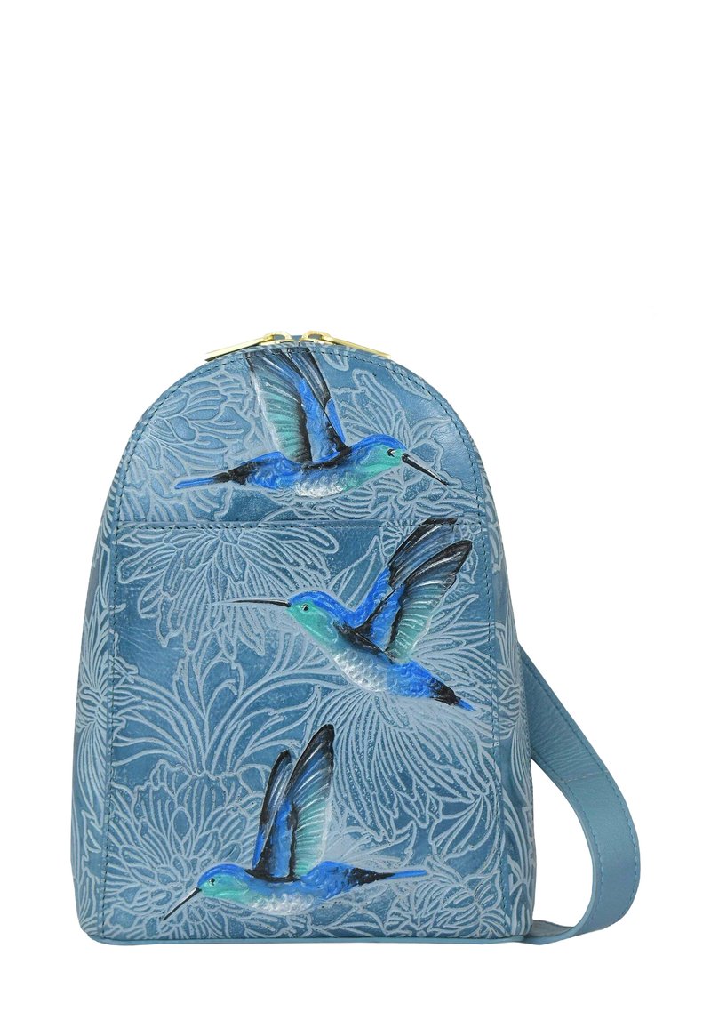 Blaues Lederhandtasche mit eingeprägtem Blumenmuster, das bunte Kolibri-Illustrationen zeigt. Goldene Beschläge und ein sichtbarer Reißverschluss oben.