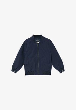 Navyblaue Bomberjacke für Kinder mit Frontreißverschluss, zwei Seitentaschen und gerippten Bündchen sowie Saum mit weißen Streifendetails.