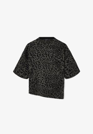 Suéter corto de manga corta gris oscuro con un patrón de leopardo negro y cuello redondo acanalado, mangas anchas y dobladillo recto.
