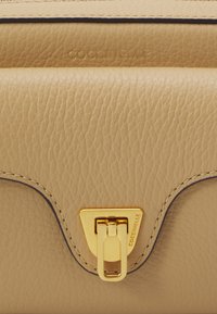 Coccinelle BEAT SOFT - Borsa a tracolla - fresh beige