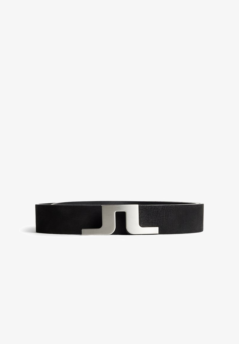 Musta nahkavyö, jossa on sileä pinta ja hopeanvärinen metallisolki, jossa on minimalinen geometrinen muotoilu.