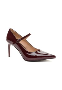 Burgunderfarbenes Lackleder-Highheel mit spitzem Zehenbereich und Mary Jane-Riemen, seitlich auf weißem Hintergrund abgebildet.