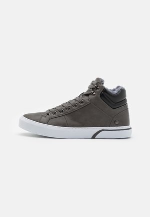 Grauer High-Top-Sneaker mit weißer Sohle, Schnürung vorne, gepolstertem schwarzem Knöchelkragen und weichem grauem Innenfutter.