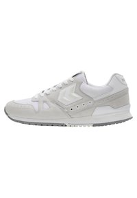Hellgrauer Sportschuh aus einer Kombination von Wildleder und Mesh-Materialien, runde Zehenpartie, weiße Akzente und eine strukturiere Gummisohle.