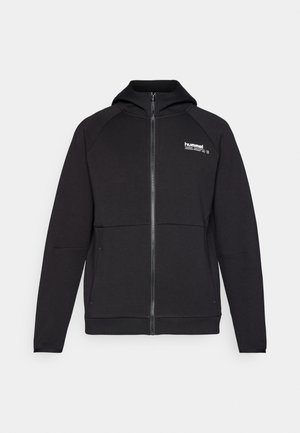 Schwarze Zip-Hoodie mit einer Kordelzugkapuze, Raglanärmeln, Fronttaschen und einem weißen Logo auf der oberen linken Brust. Hergestellt aus weichem Stoff.
