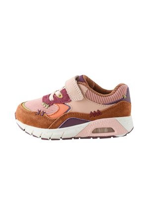 Børnesneaker med lyserøde, lilla, orange og brune paneler, velcrobånd, hvid sål med luftpude og dekorative syninger.