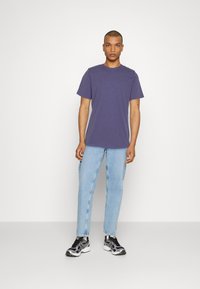 Jack & Jones EBASHER O-NECK SS - T-shirts basic - twilight purple