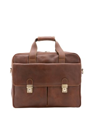 Cartella in pelle marrone con chiusure a doppia fibbia, manico superiore e scomparto principale con cerniera su sfondo bianco.