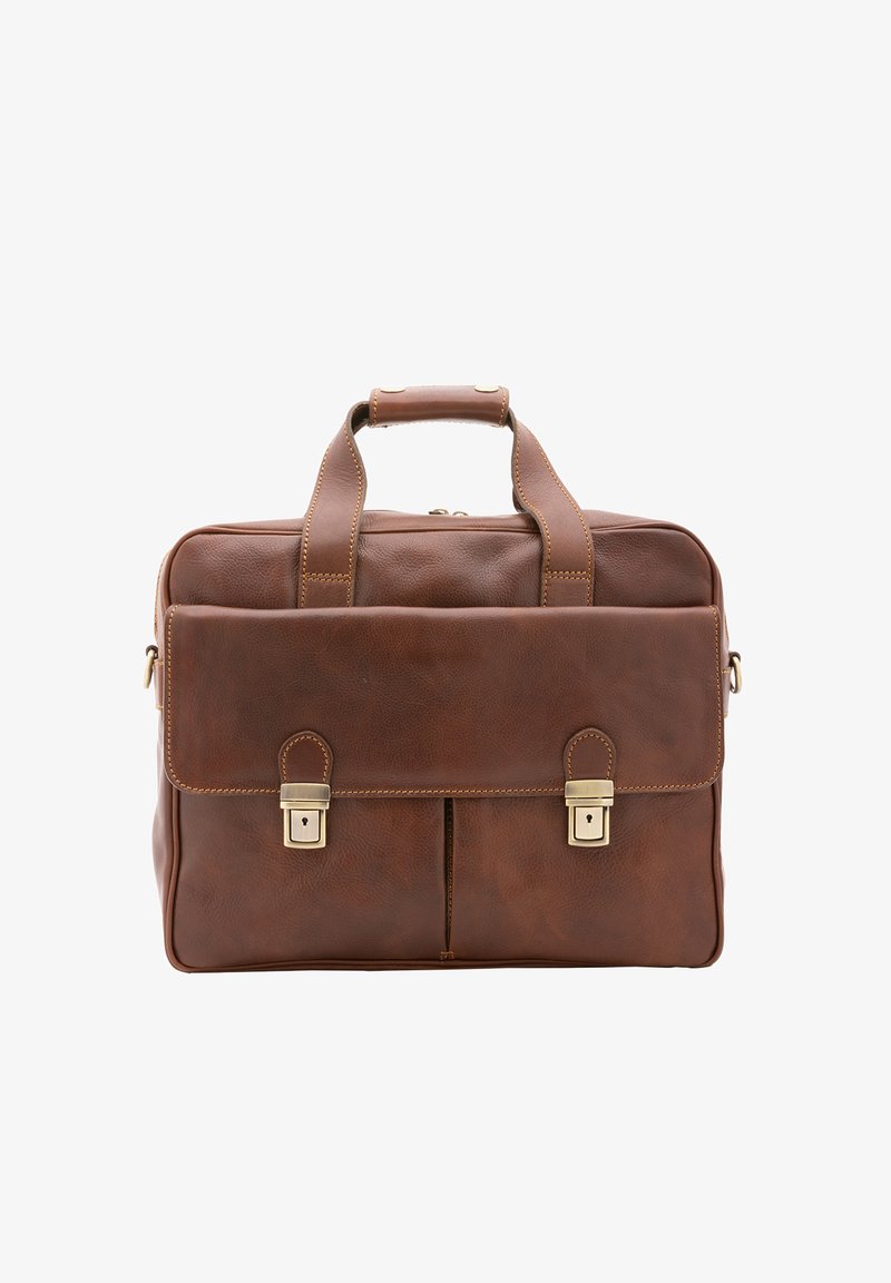 Mallette en cuir marron avec fermetures à double boucle, poignée supérieure et compartiment principal zippé sur fond blanc.