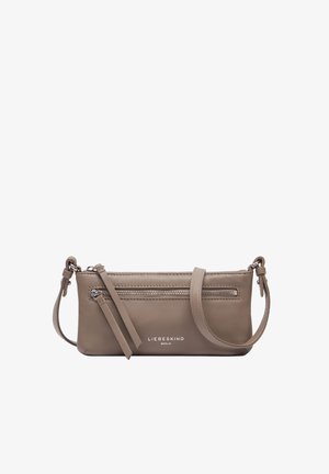 Borsa a tracolla di medie dimensioni in pelle marrone chiaro con hardware argentato, chiusura lampo e tracolla regolabile. Logo stampato sul davanti.