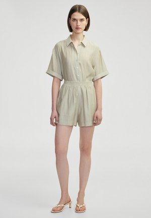 Hellgrünes Kurzarmhemd und Shorts-Set aus strukturiertem Stoff, mit Knopfverschluss vorne und elastischem Bund.
