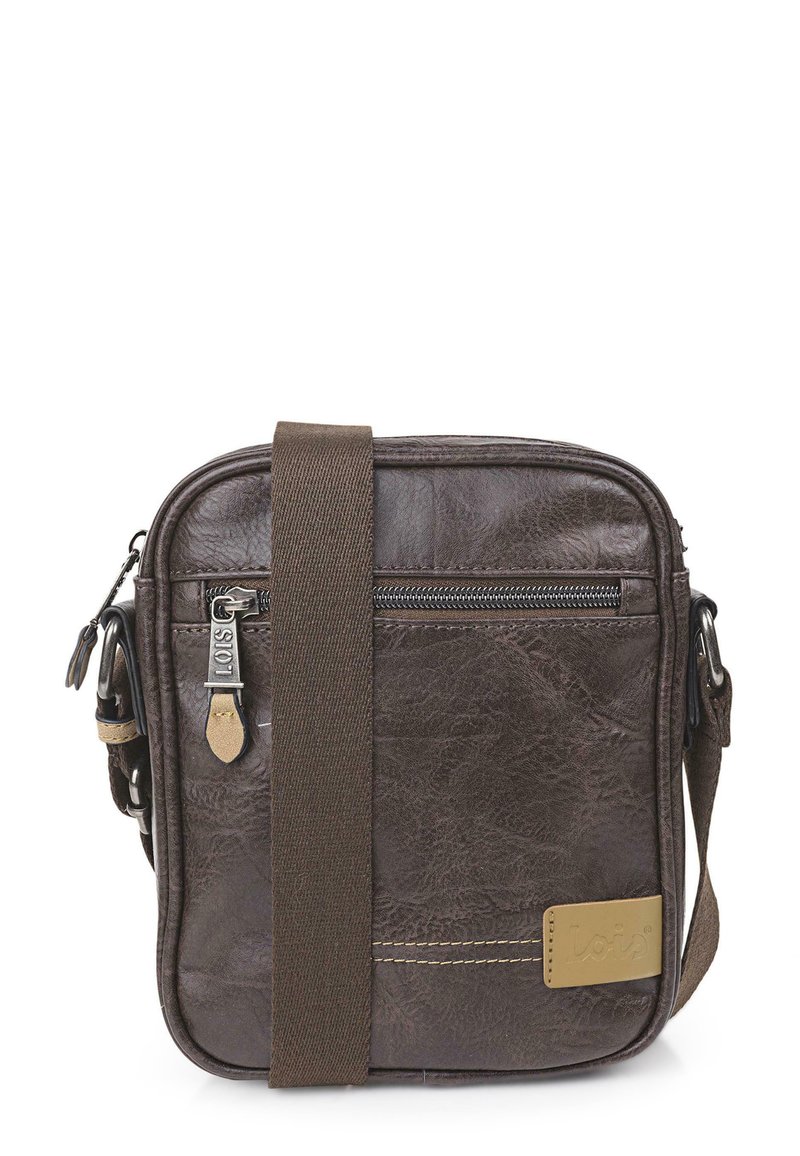 Bolso cruzado de cuero marrón con forma cuadrada, que cuenta con un bolsillo con cremallera, correa de tela, detalles de costura y una etiqueta con logo.