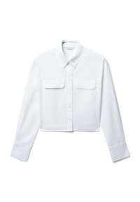 Camicia bianca cropped con bottoni, colletto, maniche lunghe, due tasche sul petto e una texture liscia.