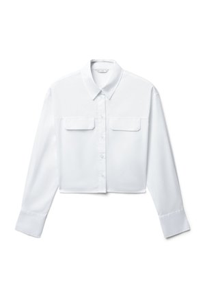 Weißes kurzes Button-Up-Shirt mit Kragen, langen Ärmeln, zwei Brusttaschen und glatter Textur.