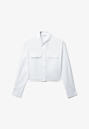 Weißes kurzes Button-Up-Shirt mit Kragen, langen Ärmeln, zwei Brusttaschen und glatter Textur.