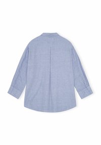 Camicia in lino blu con maniche lunghe, polsini con bottone, dettagli con pieghe sul retro e una consistenza morbida. Il design è rilassato e leggermente oversize.