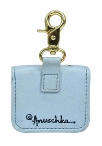 Lichtblauwe leren sleuteltas met gouden hardware en een haak. Heeft een gestikt ontwerp en een gedrukt merknaam aan de voorkant.