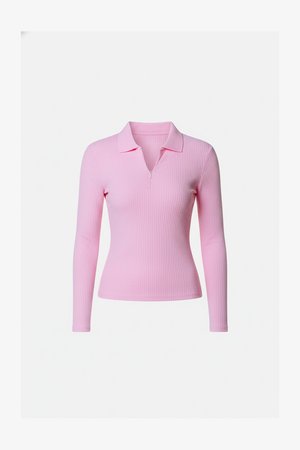 Bluză polo cu mâneci lungi de culoare roz deschis, cu textură nervurată, prevăzută cu un fermoar scurt și un design clasic al gulerului.