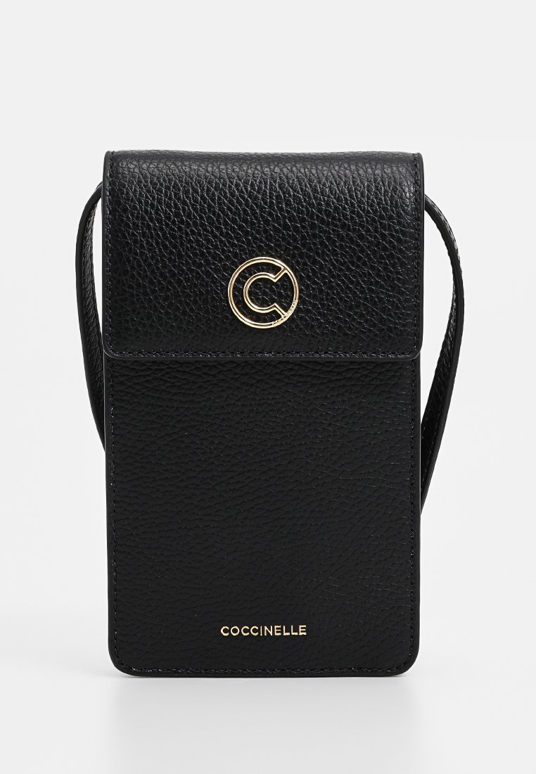 Schwarze Leder-Crossbody-Tasche mit strukturiertem Finish, ausgestattet mit einem Logo und Verschluss in Goldoptik sowie einem langen, verstellbaren Tragegurt.