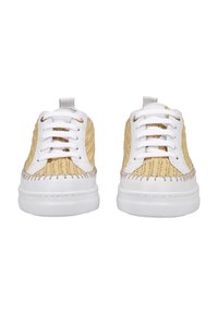 Sneaker mit einem gewebten beigen Obermaterial und weißen Lederakzenten. Verfügt über fünf Ösen, weiße Schnürsenkel und eine weiße Gummisohle mit Nähdetails.