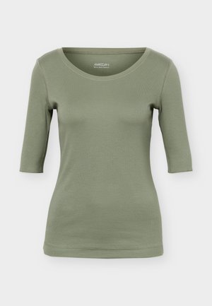 Olivengrønn, tettsittende damebluse med albuelange ermer og rund hals, laget av ribbestrikket stoff.