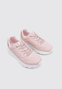 Różowe syntetyczne sneakersy z fakturową cholewką, perforowanymi detalami, białą gumową podeszwą oraz złotymi akcentami na pięcie.