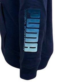 Manica di felpa blu navy con grande logo "PUMA" blu sfumatura e testo verticale più piccolo "ORIGINAL SPORTSWEAR."