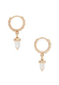 Boucles d'oreilles en or en forme de créoles avec un bord texturé, présentant un pendentif en cristal transparent suspendu à chaque créole.