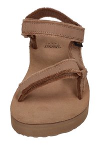 Sandalias con una parte superior sintética suave en color beige, plantilla parecida al ante y correa ajustable con un acabado texturizado. Suela plana para mayor comodidad.