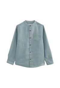 Chemise à manches longues bleu clair en lin, avec un col montant, une poche sur le devant et cinq boutons marron sur le devant.