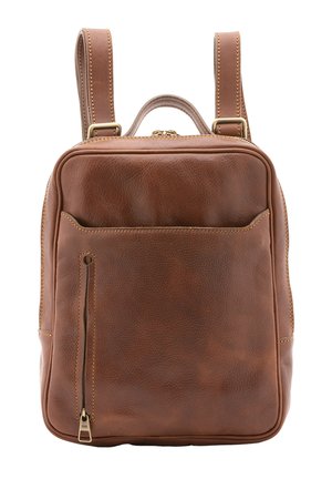 Sac à dos en cuir marron avec poche avant zippée, poignée supérieure et bretelles réglables sur fond blanc.