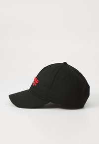 Căciulă de baseball neagră cu o margine curbată; prezintă text brodat roșu pe față. Fabricată dintr-un material cu o textură netedă.
