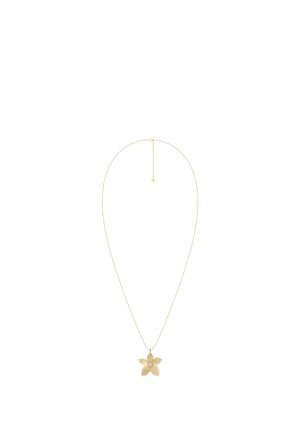 Collier en or délicat avec un pendentif en forme de fleur à cinq pétales, présentant des pétales texturés et une pierre précieuse claire au centre.