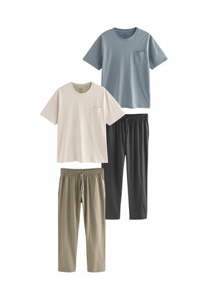 Zwei T-Shirts und zwei Paar Hosen. T-Shirts: crème und hellblau, beide mit kurzen Ärmeln und Brusttaschen. Hosen: olivgrün und dunkelgrau, mit elastischem Bund.