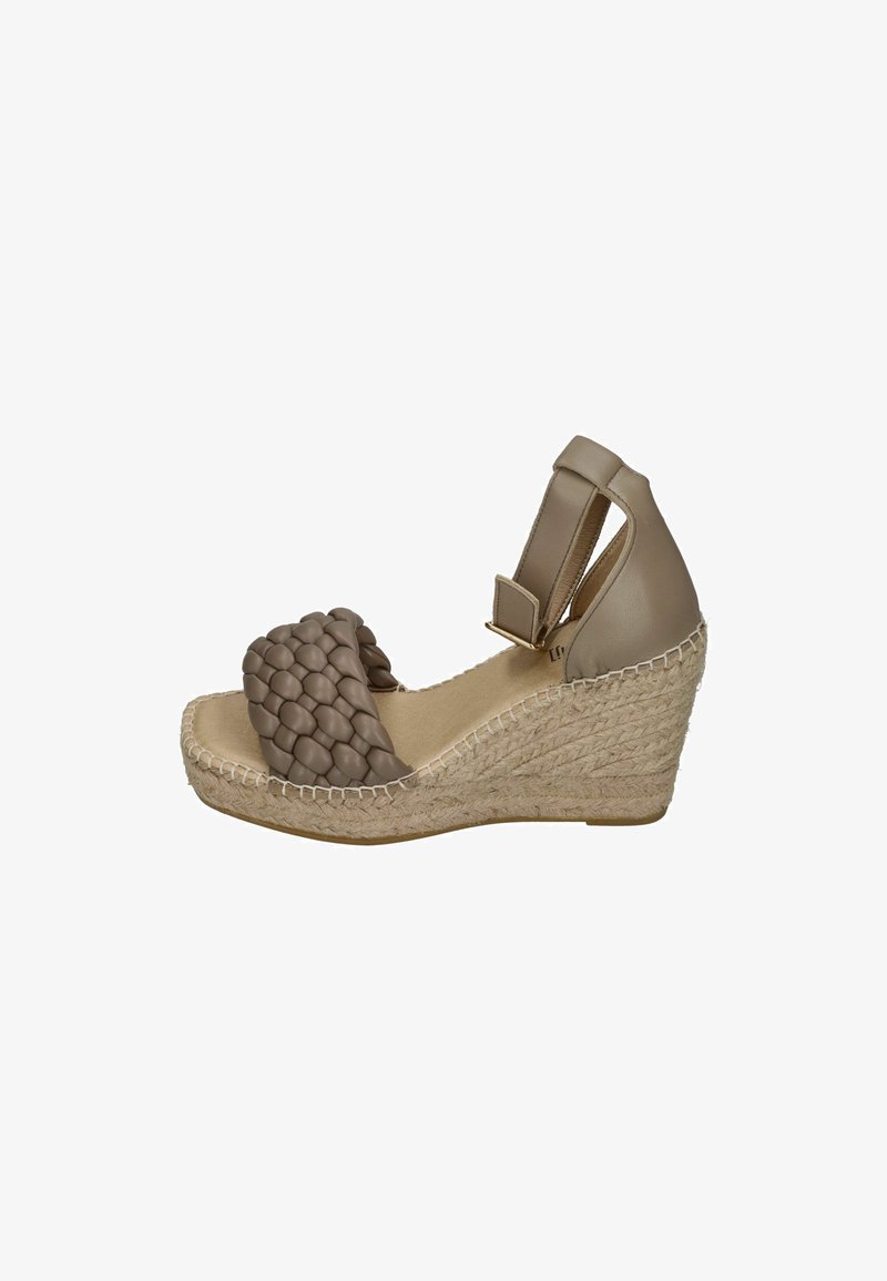 Keilabsatzsandale mit einem gewebten, strukturierten Riemen in Taupe, kombiniert mit einem glatten Lederoberteil und einer natürlichen Jute-Taillensohle.