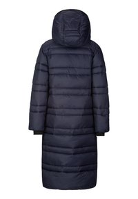 Navyblauwe lange pufferjas met een capuchon, kenmerkend door het gequilt ontwerp en geribde mouwen. Gladde textuur met een effen kleur en geen zichtbare patronen.