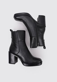 Sandra Fontán Botines de tacón - black