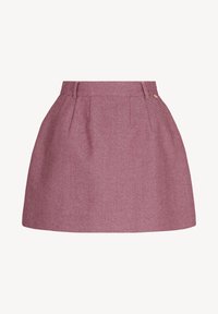 Korte roze rok met een visgraatpatroon, met een hoge taille, plooien, en een kleine gouden accent aan de zijkant. Gemaakt van een gestructureerde stof.