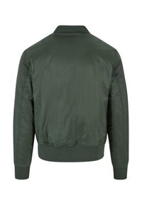 Tmavozelená bomber bunda, vyrobená z hladkej, lesklej tkaniny. Manžety a lem sú prúžkované, s klasickým golierom a čistým dizajnom na chrbte.