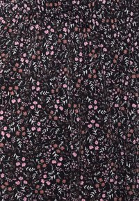 Tecido preto com flores pequenas em tons de rosa e branco, e folhas verdes. Detalhe de cintura franzida, textura leve, adequado para uso casual.