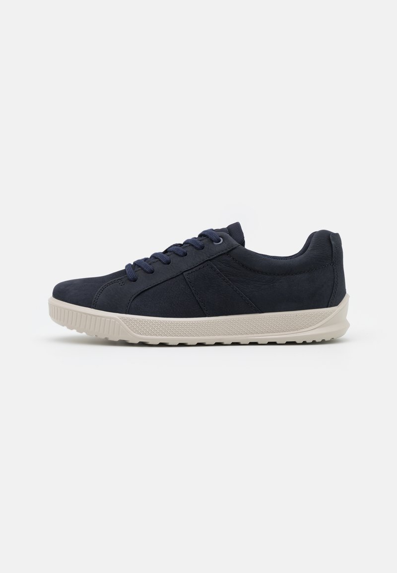 Granatowe sneakersy na sznurówki wykonane z miękkiego zamszu z teksturowanym wykończeniem, wyposażone w jasnokolorową gumową podeszwę i wzmocnioną piętę.