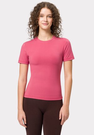 T-shirt aderente rosa a maniche corte realizzata in tessuto morbido, con scollatura rotonda e un design semplice senza motivi o decorazioni.