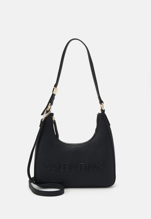 Sac à main en cuir noir avec une forme incurvée, doté d'une fermeture éclair et d'un logo en relief "VALENTINO". Des éléments en métal doré rehaussent le design.