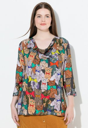 Bunt bedrucktes Oberteil mit Katzenmotiv, das einen Cowl-Ausschnitt und Dreiviertelärmel hat. Aus leichtem Stoff mit unterschiedlichen Texturen und Designs gefertigt.