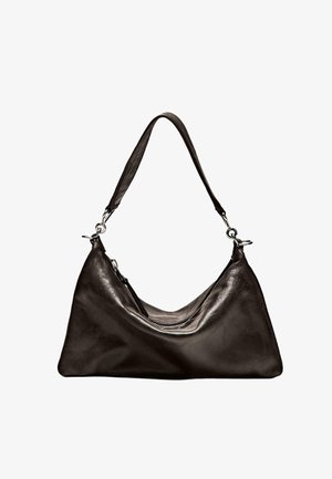 Borsa a spalla in pelle nera con una tracolla curvata, texture morbida e scomparto principale con zip.